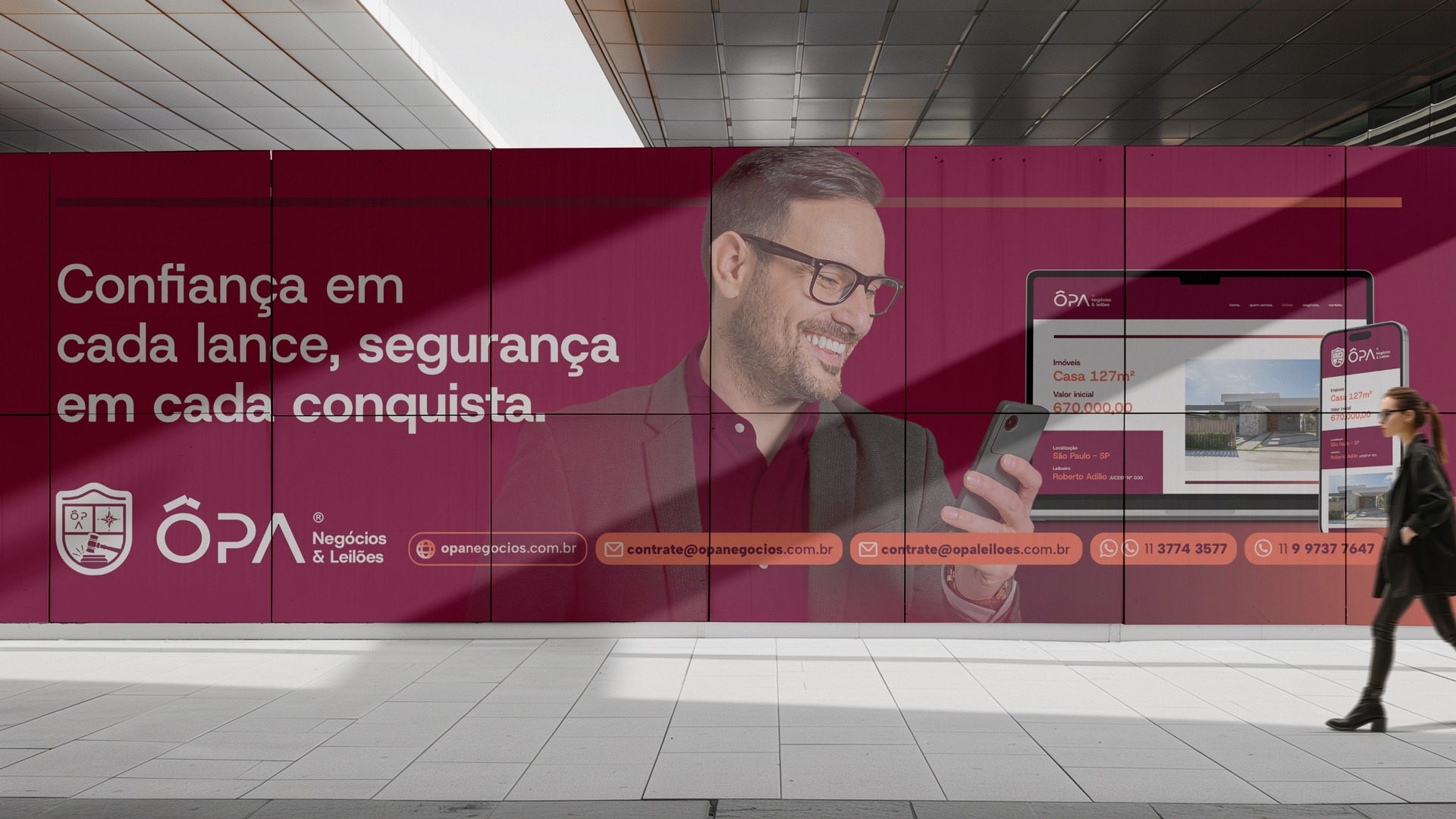 Identidade Ôpa Negócios & Leilões aplicada em painel de grande formato