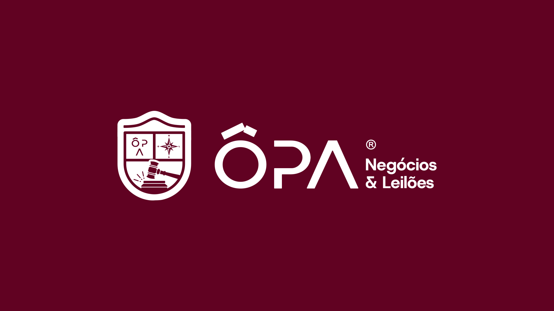 Assinatura visual branca da Ôpa Negócios & Leilões sobre fundo bordô